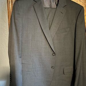 Mens grey CoolMax suit in 52R & 42x30 pant Classic Fit